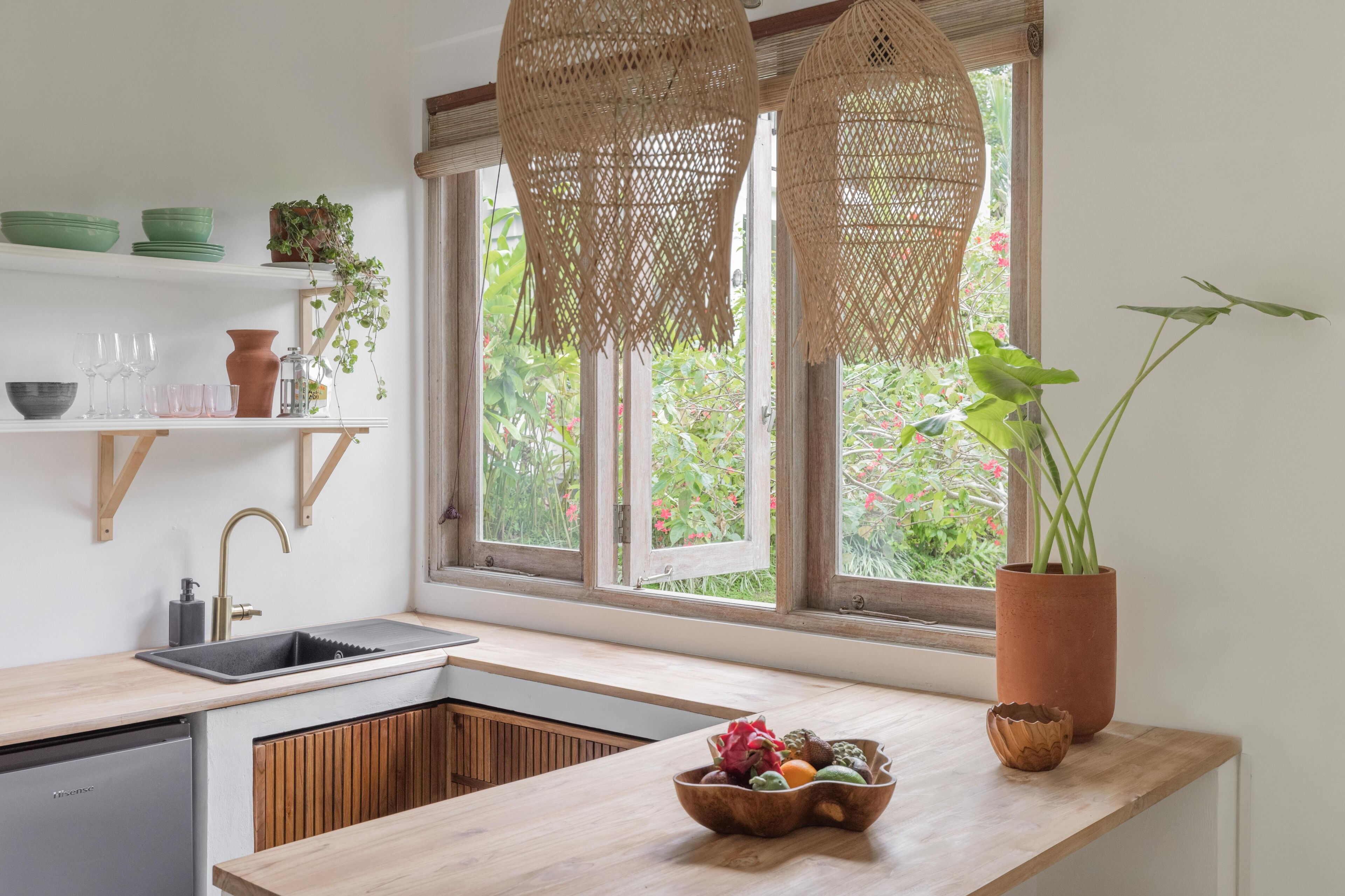 Design-huvila, 2 makuuhuonetta, terassi, näköala uima-altaalle | Yksityinen keittiö | Jääkaappi, kahvin-/teenkeitin, vedenkeitin, leivänpaahdin