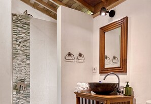Villa exclusiva, 2 habitaciones, patio, vistas al jardín | Baño | Ducha, secador de pelo, albornoces y zapatillas