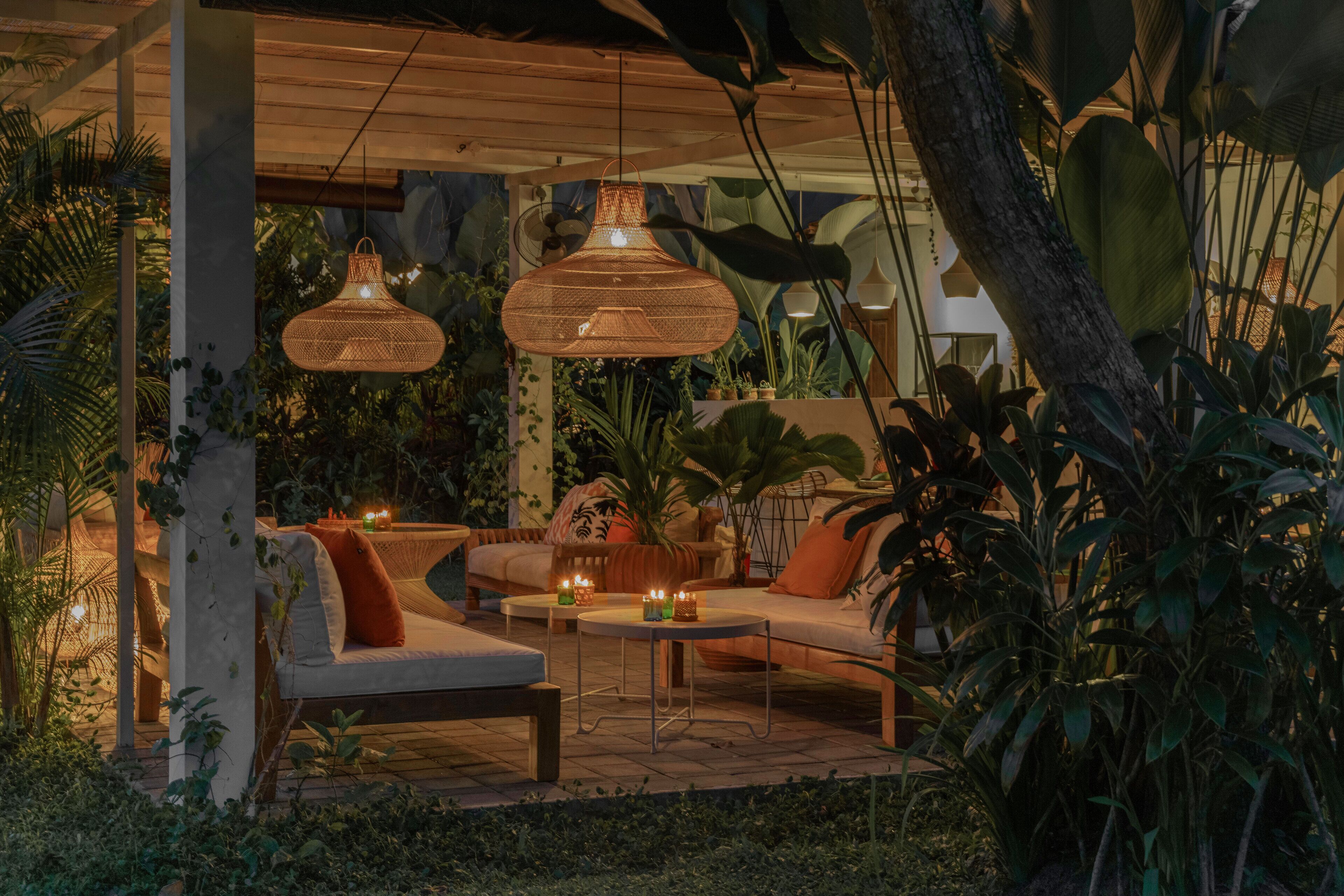 Aamiainen, lounas ja illallinen; näkymät uima-altaalle 