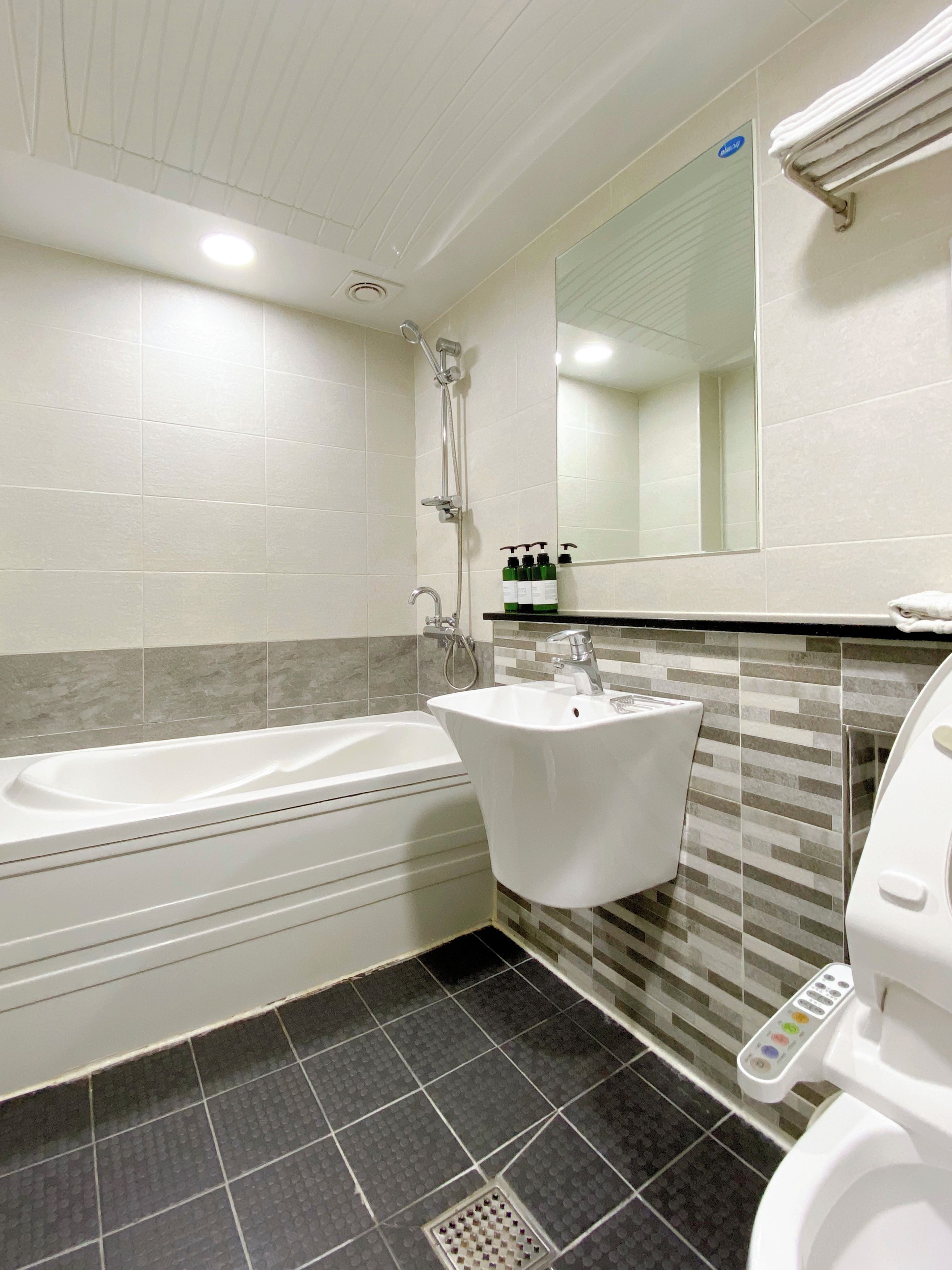 Une salle de bain moderne avec une baignoire, un lavabo et des toilettes.