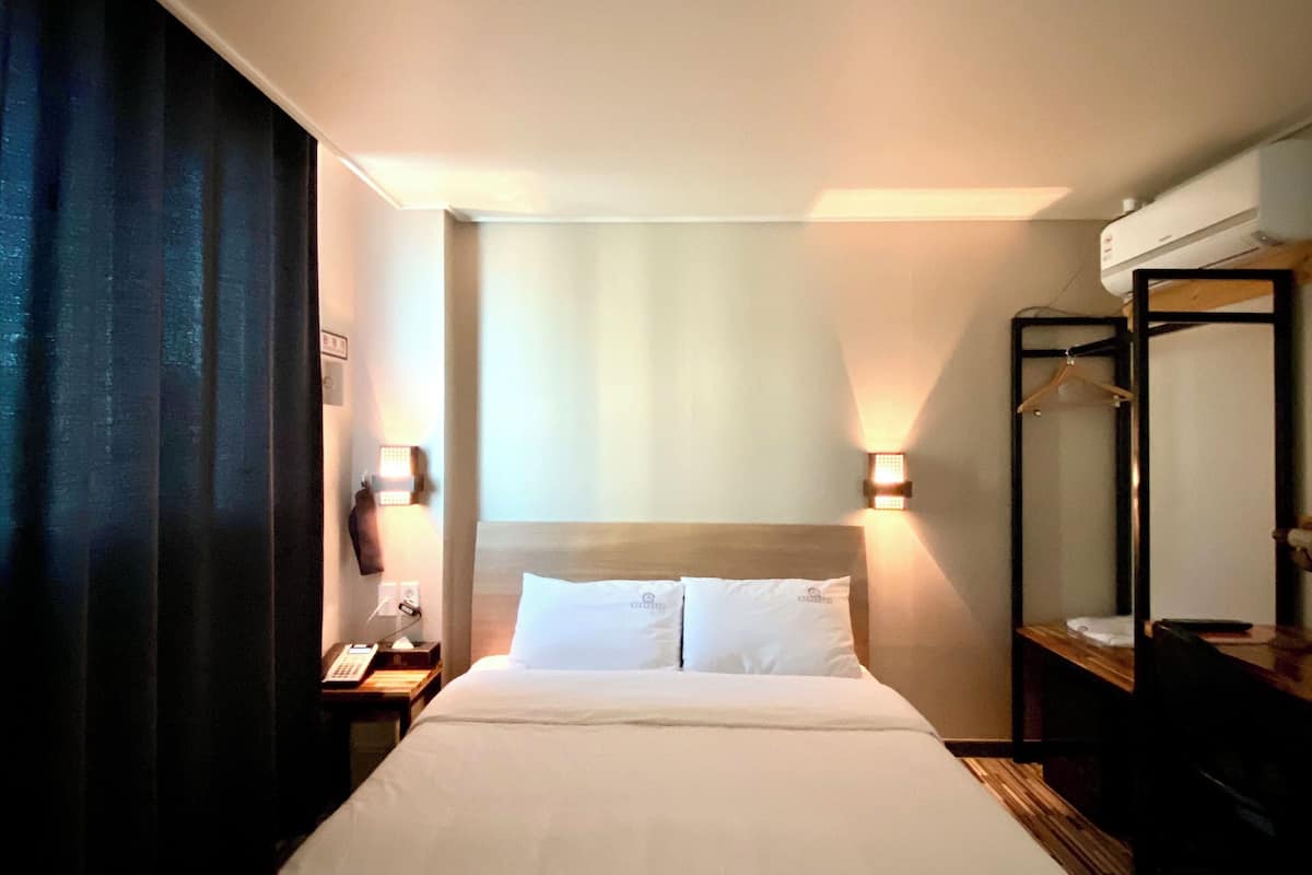 desk, blackout curtains, soundproofing, free wifi