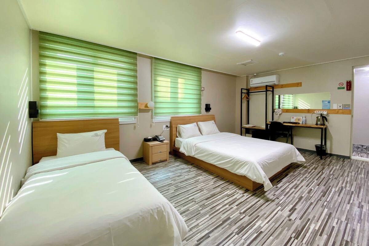 Twin Room | Desk, blackout drapes, soundproofing, WiFi (free)