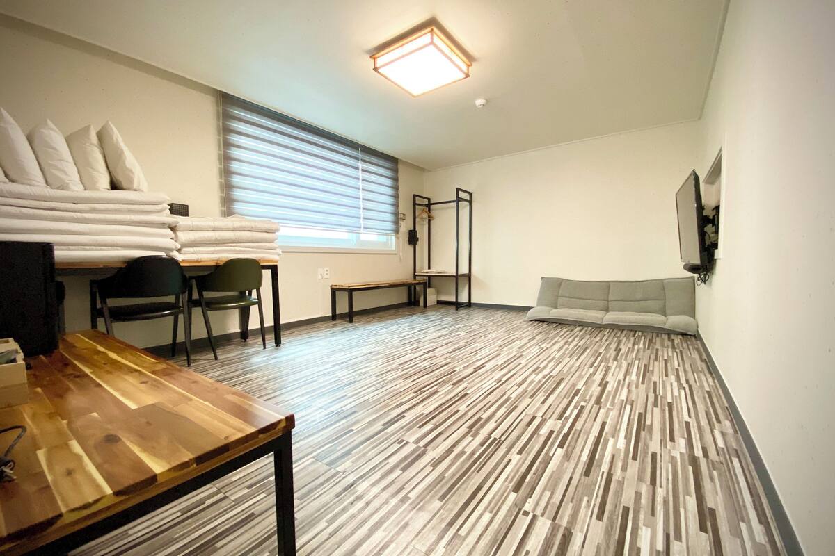 Room (Ondol) | Desk, blackout drapes, soundproofing, WiFi (free)
