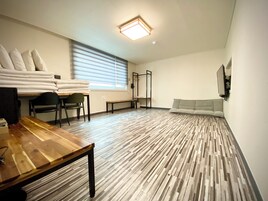 Room (Ondol) | Desk, blackout drapes, soundproofing, free WiFi