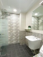 Bañera profunda, artículos de tocador gratuitos, secador de pelo, batas