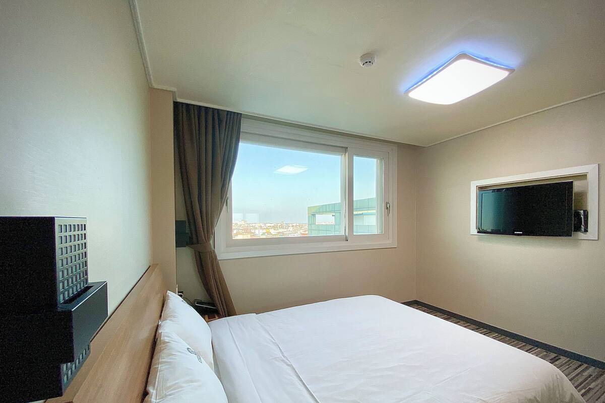 Desk, blackout drapes, soundproofing, WiFi (free)