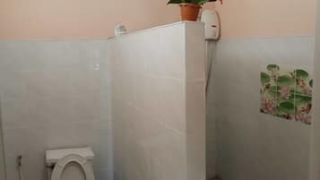 Shower, free toiletries