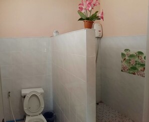 Douche, articles de toilette gratuits