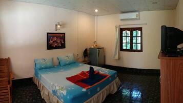 Desk, rollaway beds, free WiFi