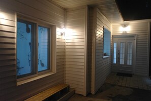 Front of property – evening/night - Agit Guesthouse (Seoul)