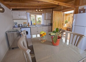 Refrigerador con freezer, microondas, placa de cocina, cafetera/tetera