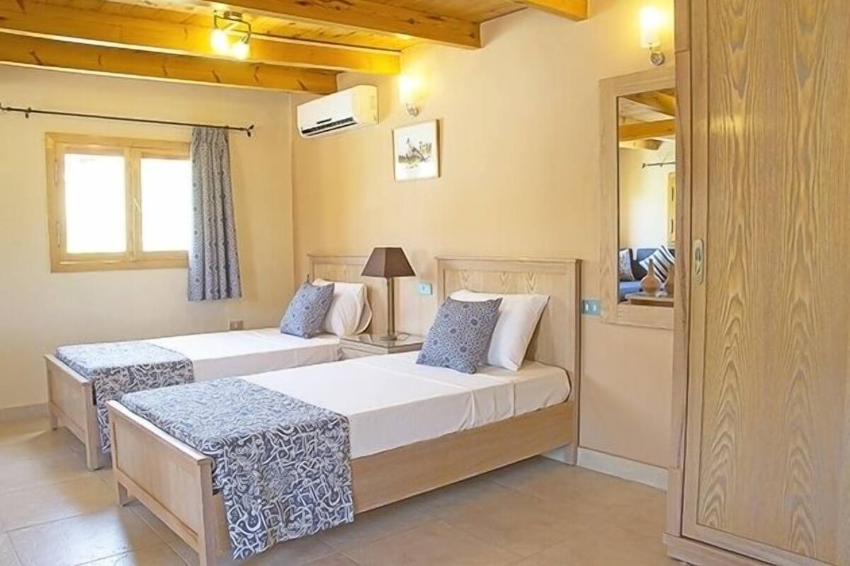 Ropa de cama de alta calidad y caja de seguridad en la habitación 