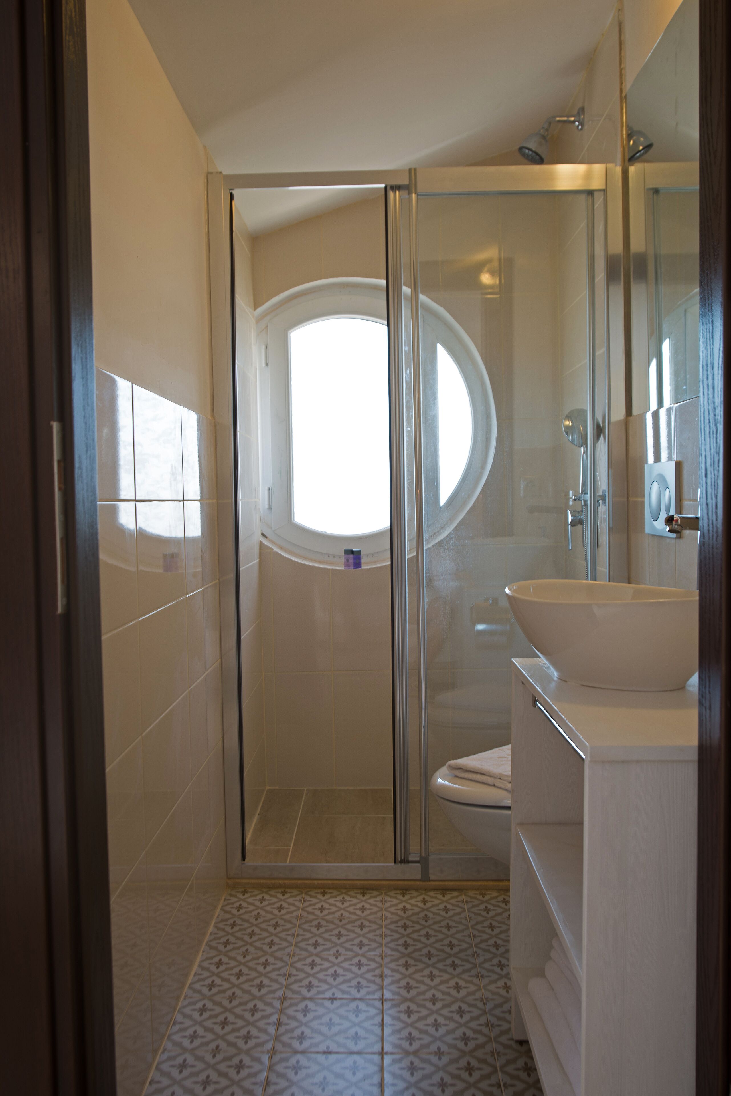 Douche, articles de toilette gratuits, sèche-cheveux, chaussons