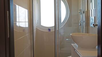 Douche, articles de toilette gratuits, sèche-cheveux, chaussons
