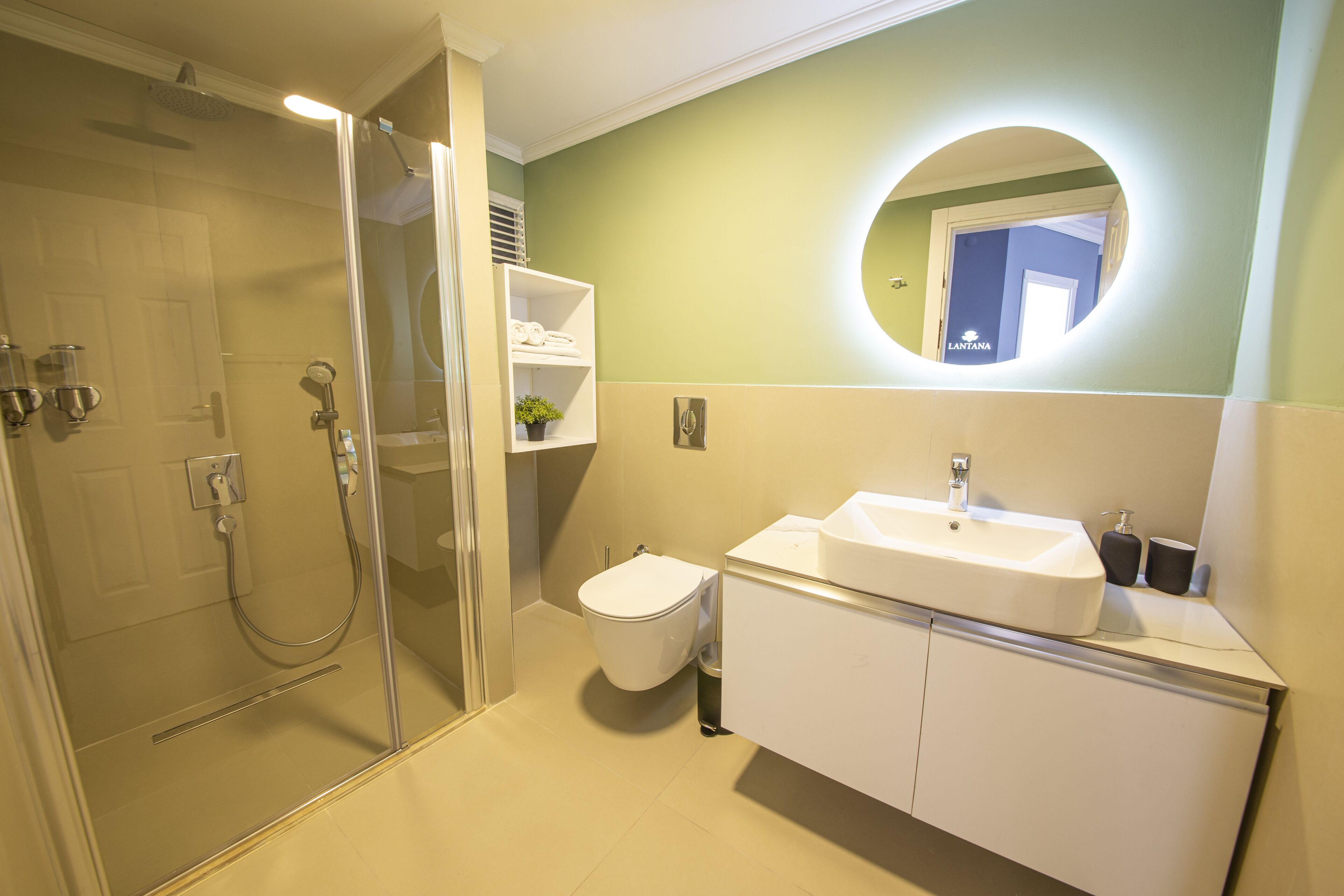 تجهيزات دش، مستلزمات مجانية للعناية الشخصية، مجففات شعر، خف للقدمين