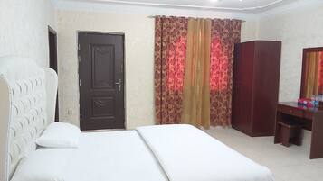 Standard Studio | 1 bedroom, premium bedding, in-room safe, blackout drapes