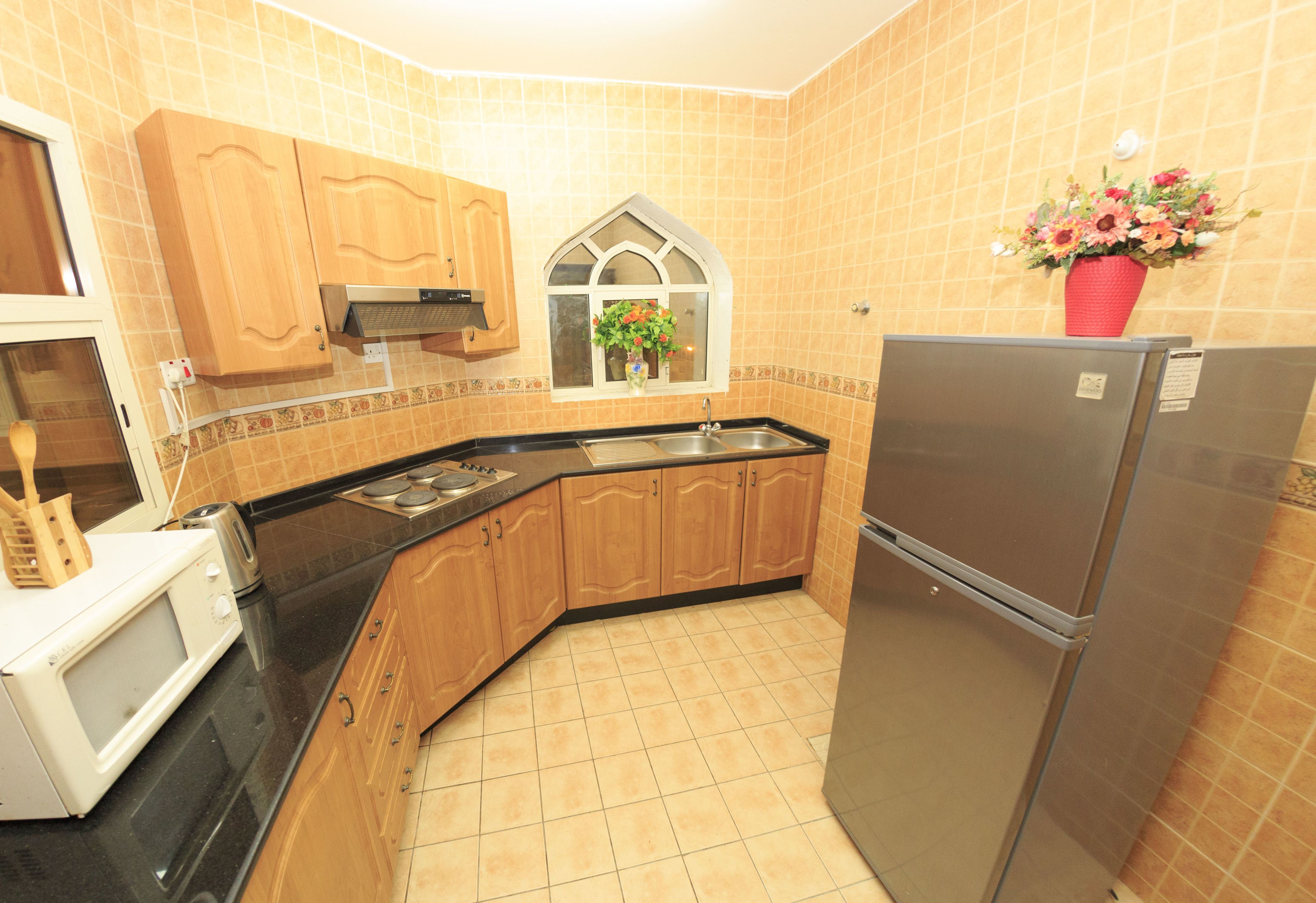 Lemari es besar, microwave, dan peralatan masak/sendok-piring