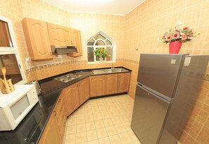 Een koelkast met diepvriezer, een microgolfoven