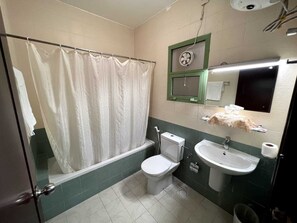 Badewanne und Dusche (separat), kostenlose Toilettenartikel