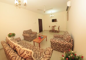 Deluxe-Apartment, 1 Schlafzimmer | Wohnzimmer | Flachbildfernseher