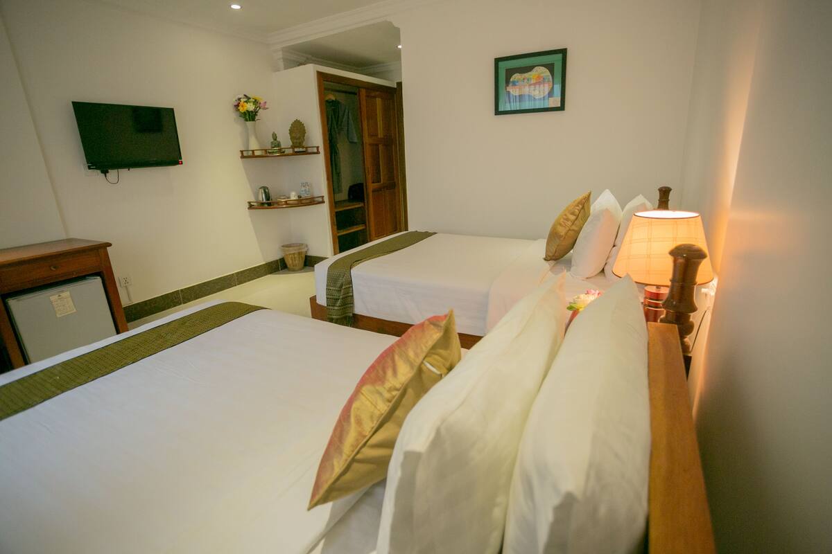 Quarto duplo luxo, vista para a cidade | Roupas de cama premium, frigobar, cofres nos quartos, escrivaninha