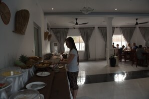 บริการอาหารเช้า อาหารกลางวัน อาหารเย็น, อาหารเอเชีย, วิวสระว่ายน้ำ 