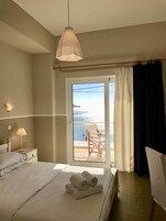 Colchones con pillow-top, escritorio y cortinas blackout