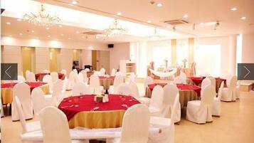 2 restaurants; lunch and dinner served