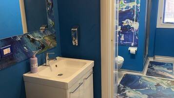 Deluxe Quadruple Room (Blu) | Bathroom | Shower, free toiletries, hair dryer