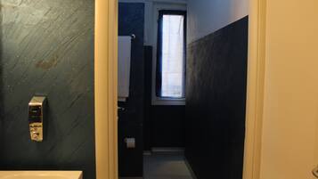 Habitación cuádruple Deluxe (Rossa) | Baño | Ducha, artículos de higiene personal gratuitos y secador de pelo