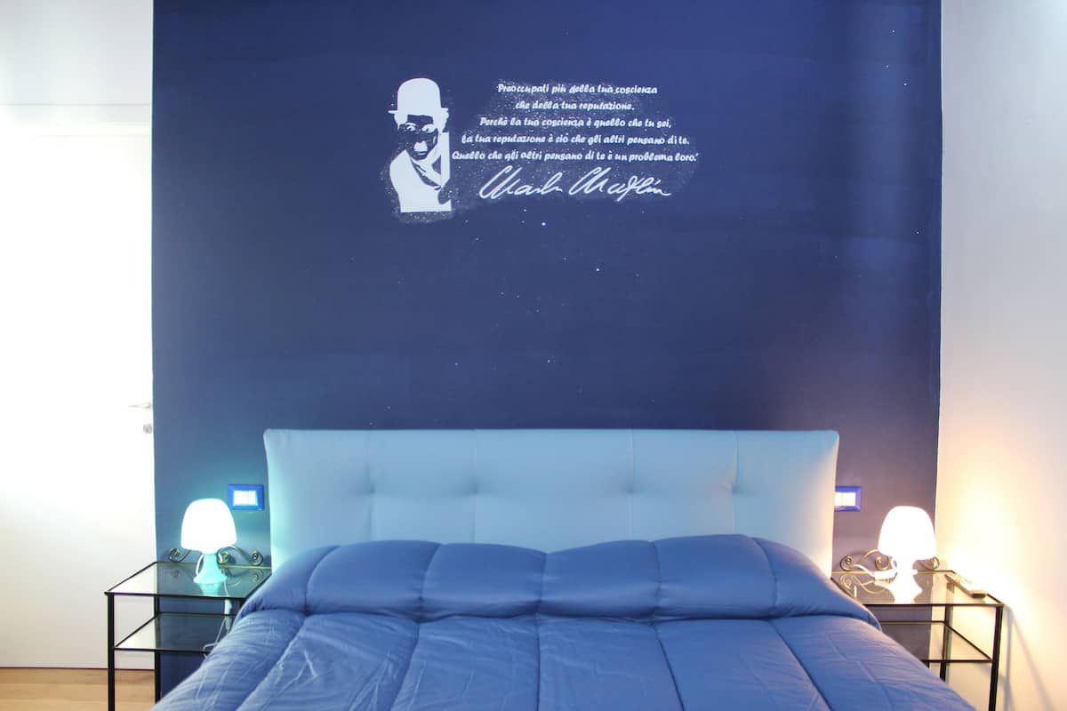 Quarto quádruplo luxo (Rossa) | Frigobar, escrivaninha, Wi-Fi de cortesia