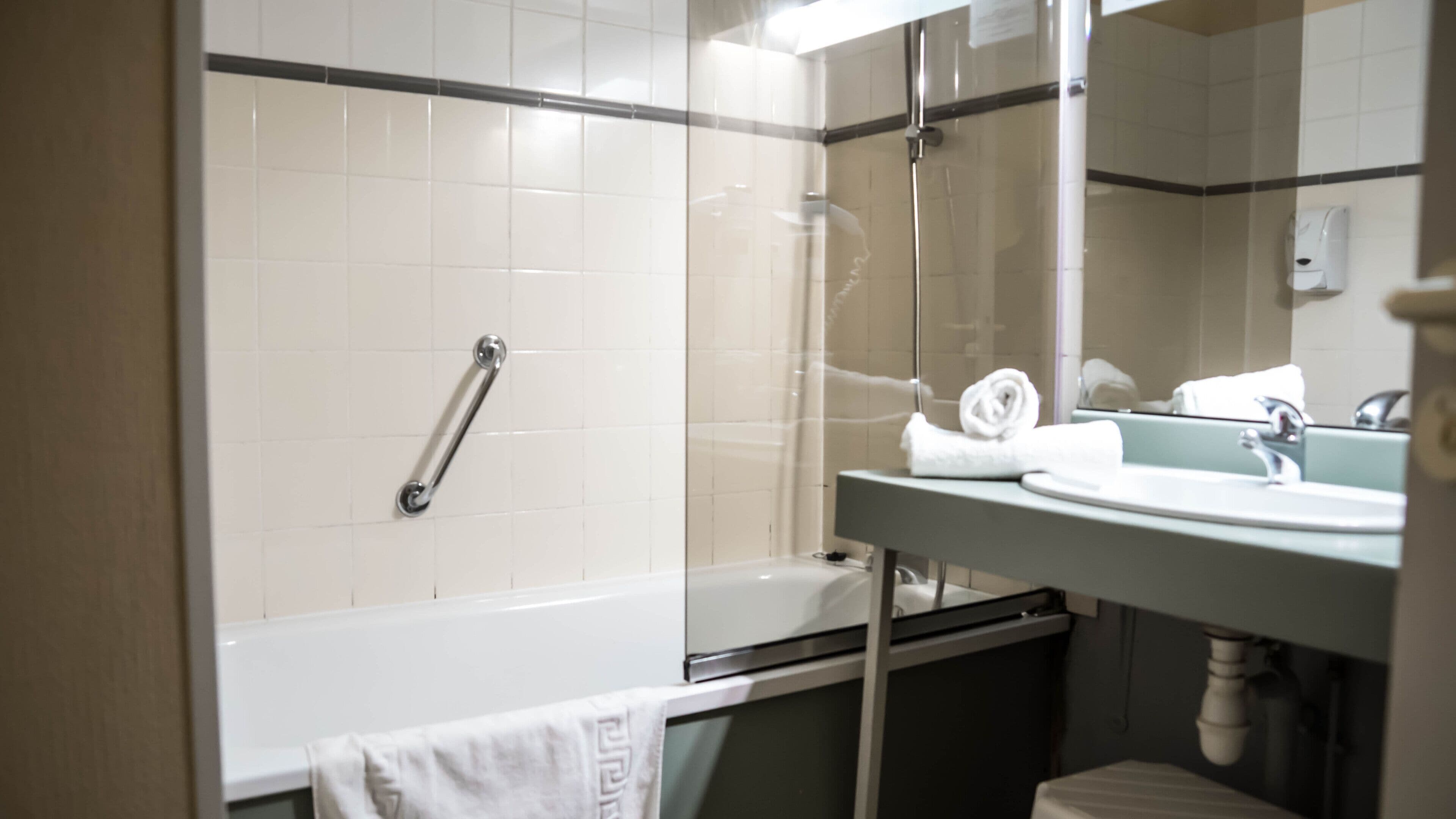 economy triple room | bathroom | free toiletries, hair dryer, bidet, towels