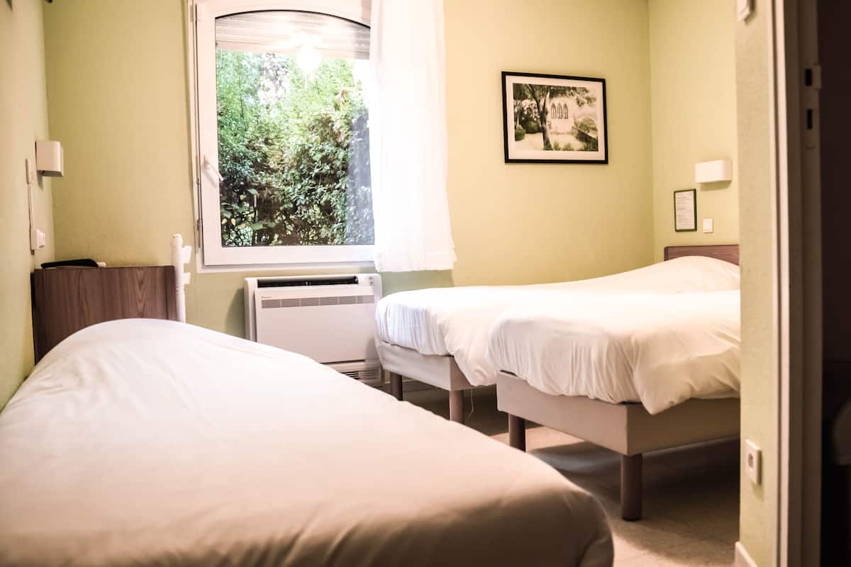 Economy driepersoonskamer | Een kluis op de kamer, een bureau, geluiddichte muren, gratis babybedden