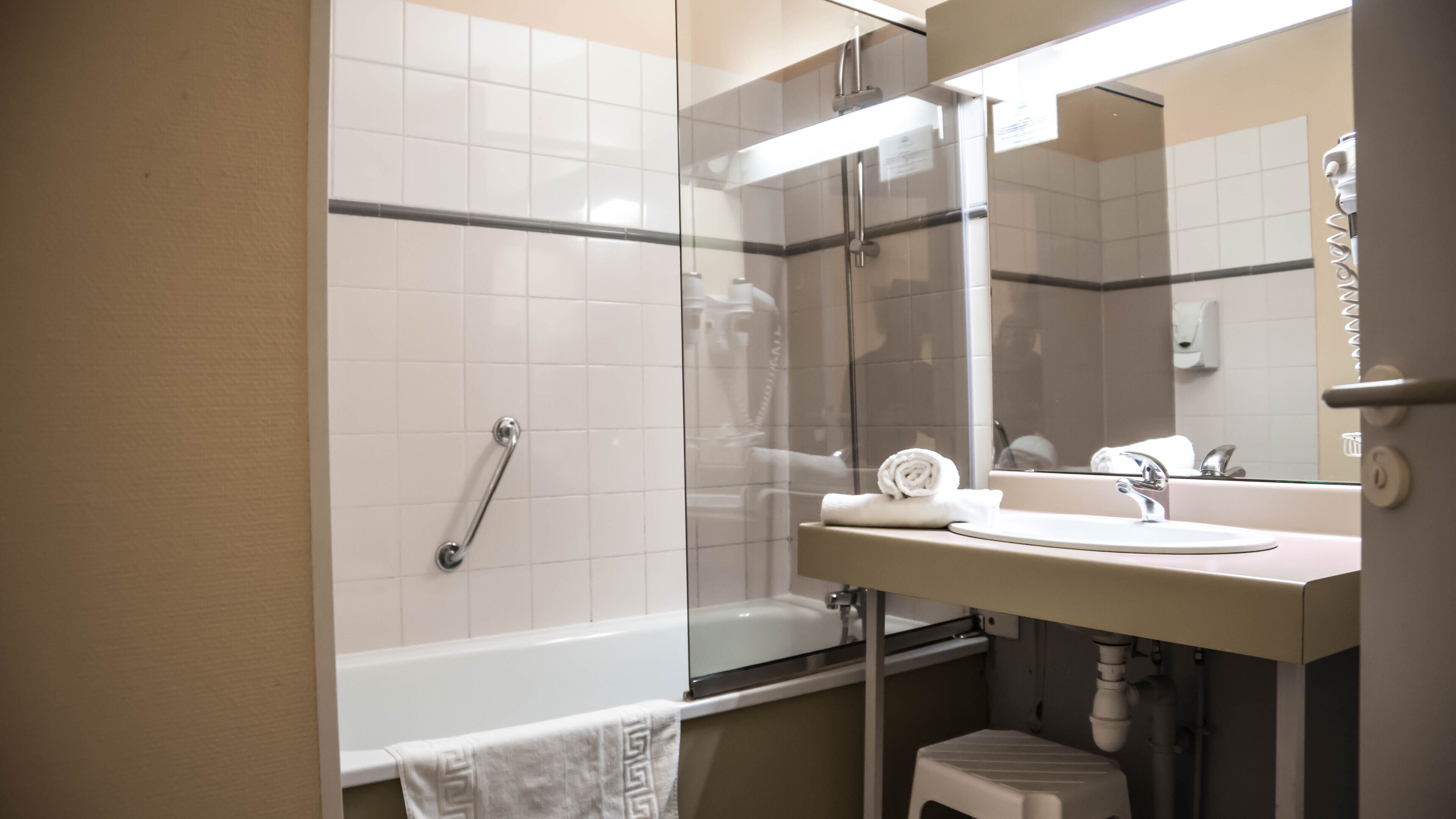 economy double room | bathroom | free toiletries, hair dryer, bidet, towels