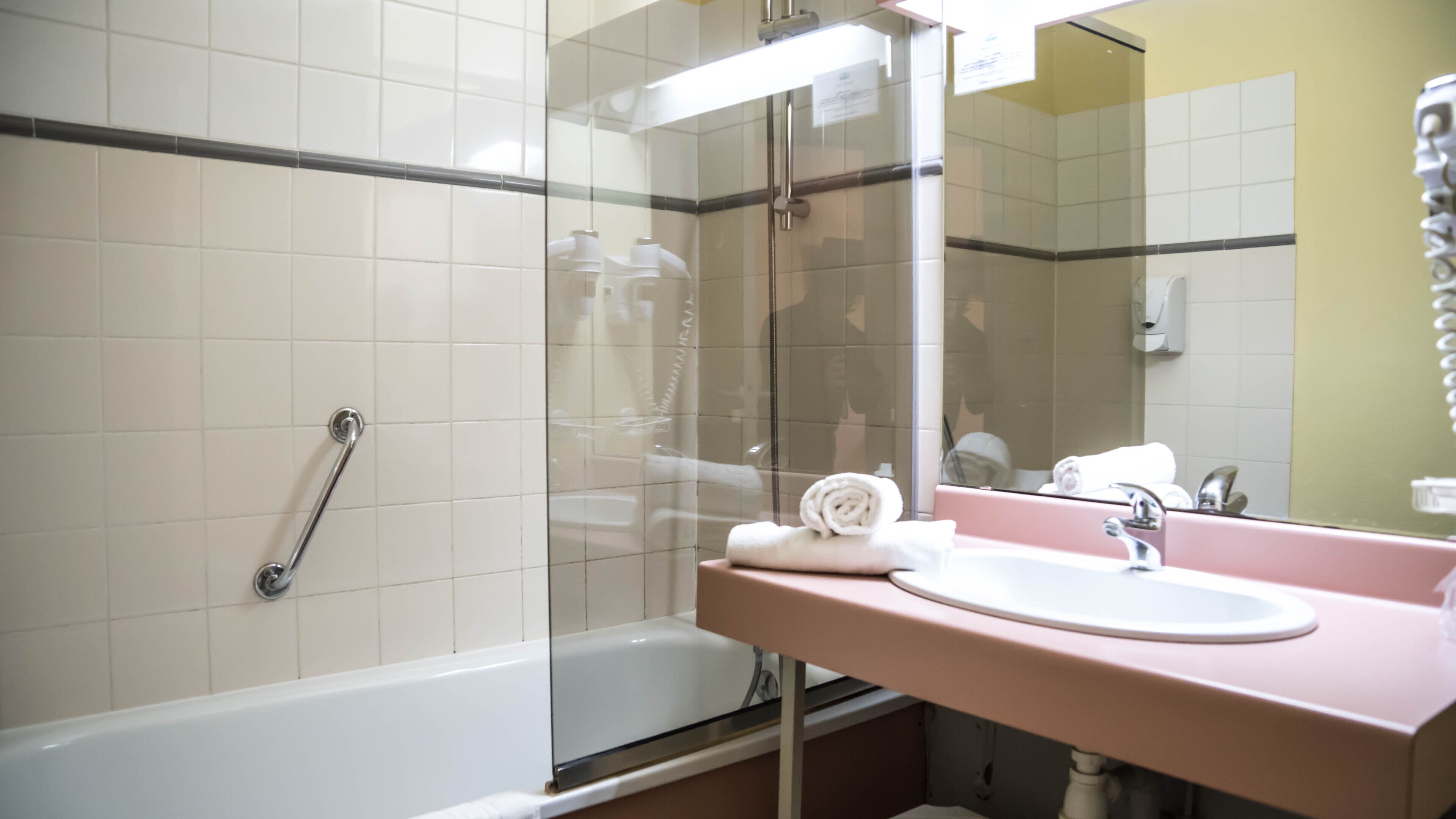 comfort double room | bathroom | free toiletries, hair dryer, bidet, towels