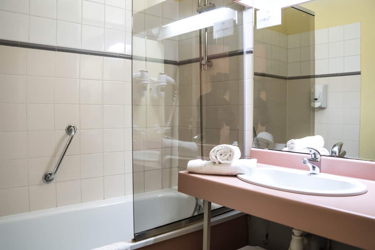 comfort double room | bathroom | free toiletries, hair dryer, bidet, towels