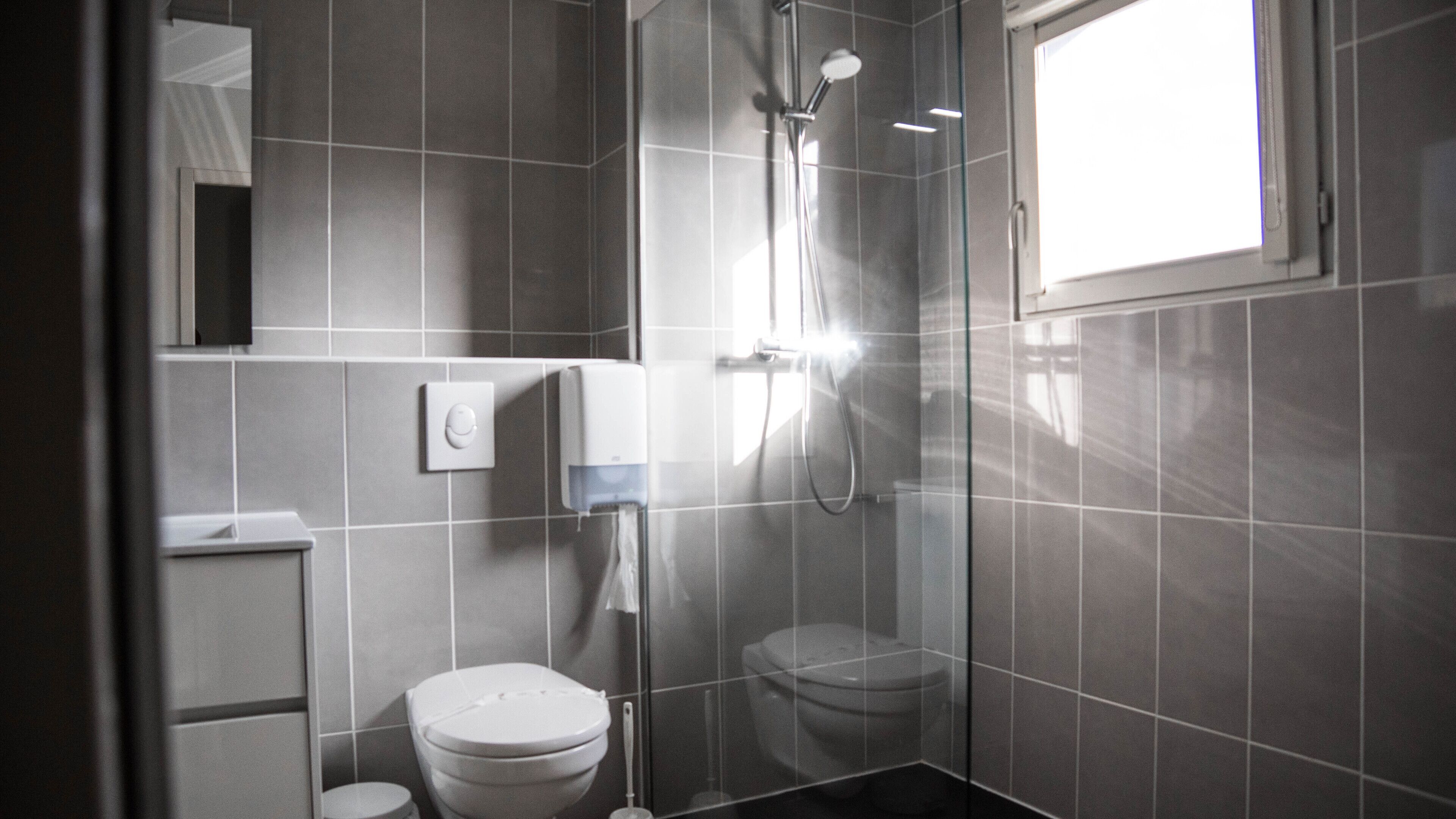 deluxe triple room | bathroom | free toiletries, hair dryer, bidet, towels