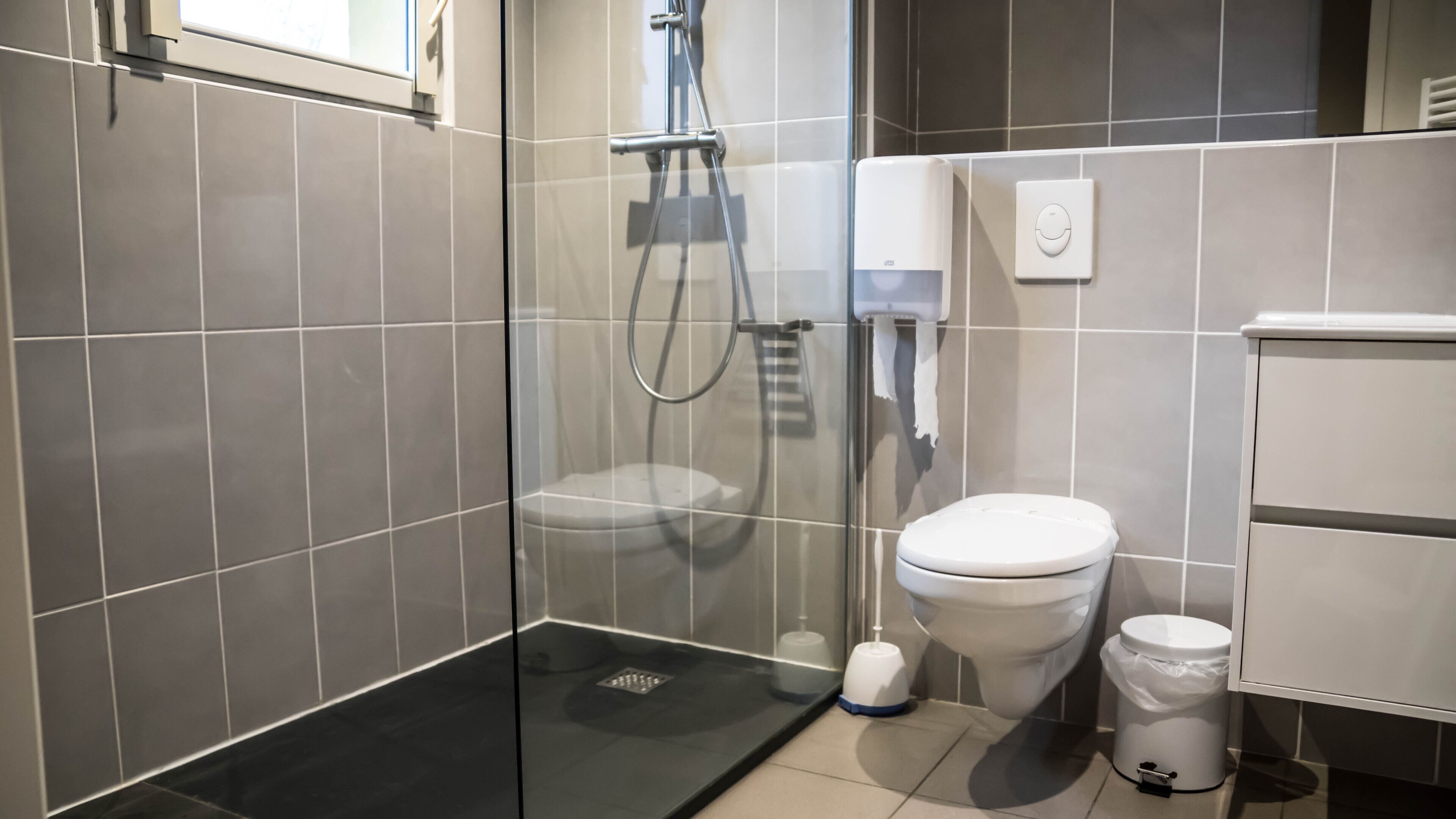 deluxe double room | bathroom | free toiletries, hair dryer, bidet, towels