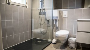 Habitación doble Deluxe | Baño | Amenidades de baño gratuitas, secadora de cabello, bidet, toallas 
