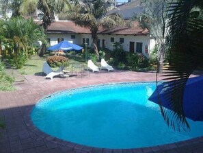 Una piscina al aire libre