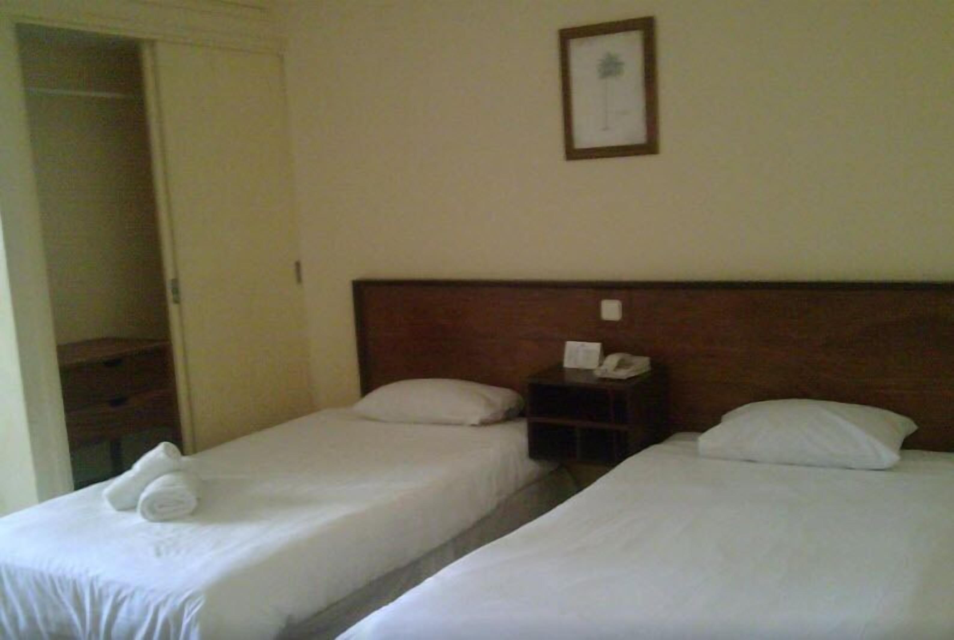 1 bedroom, desk, cots/infant beds, rollaway beds