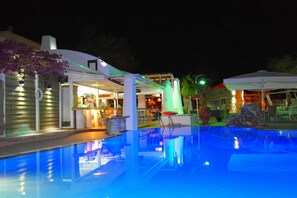 Seasonal outdoor pool, pool umbrellas, sun loungers - Melody Studios (Rhodes)