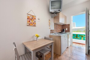 Superior-Studio, Balkon, Gartenblick | Eigene Küche | Mini-Kühlschrank, Herdplatte, Kochgeschirr/Geschirr/Besteck