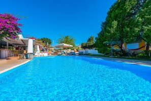 Seasonal outdoor pool, pool umbrellas, sun loungers - Melody Studios (Rhodes)