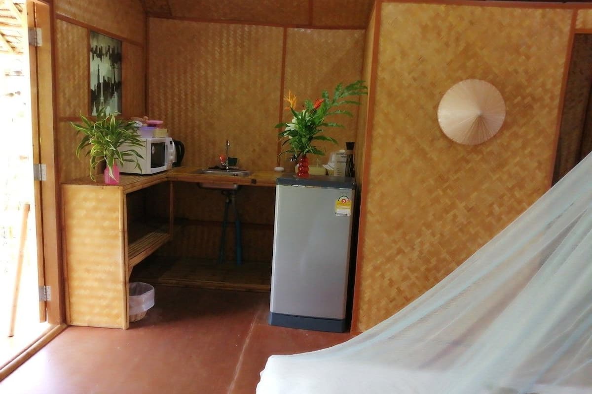 bungalow | private kitchenette | fridge, microwave, coffee/tea maker, electric kettle