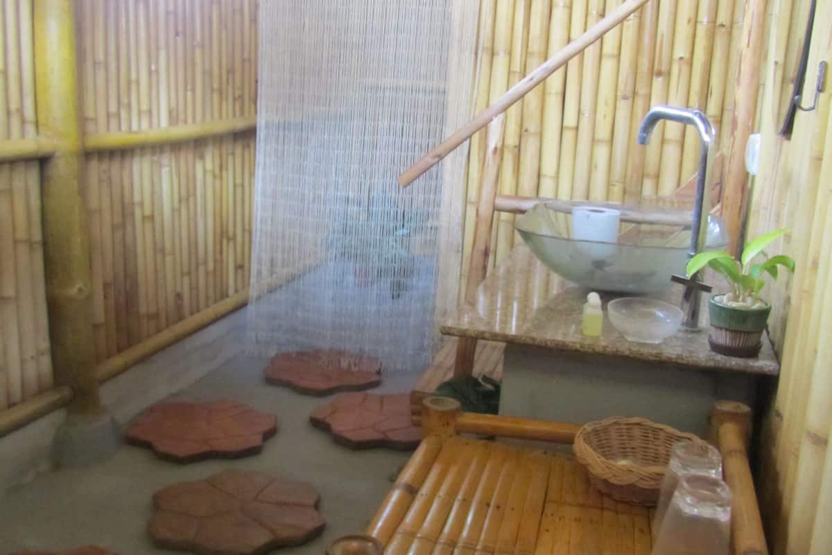 bungalow | bathroom | shower, free toiletries, hair dryer, towels