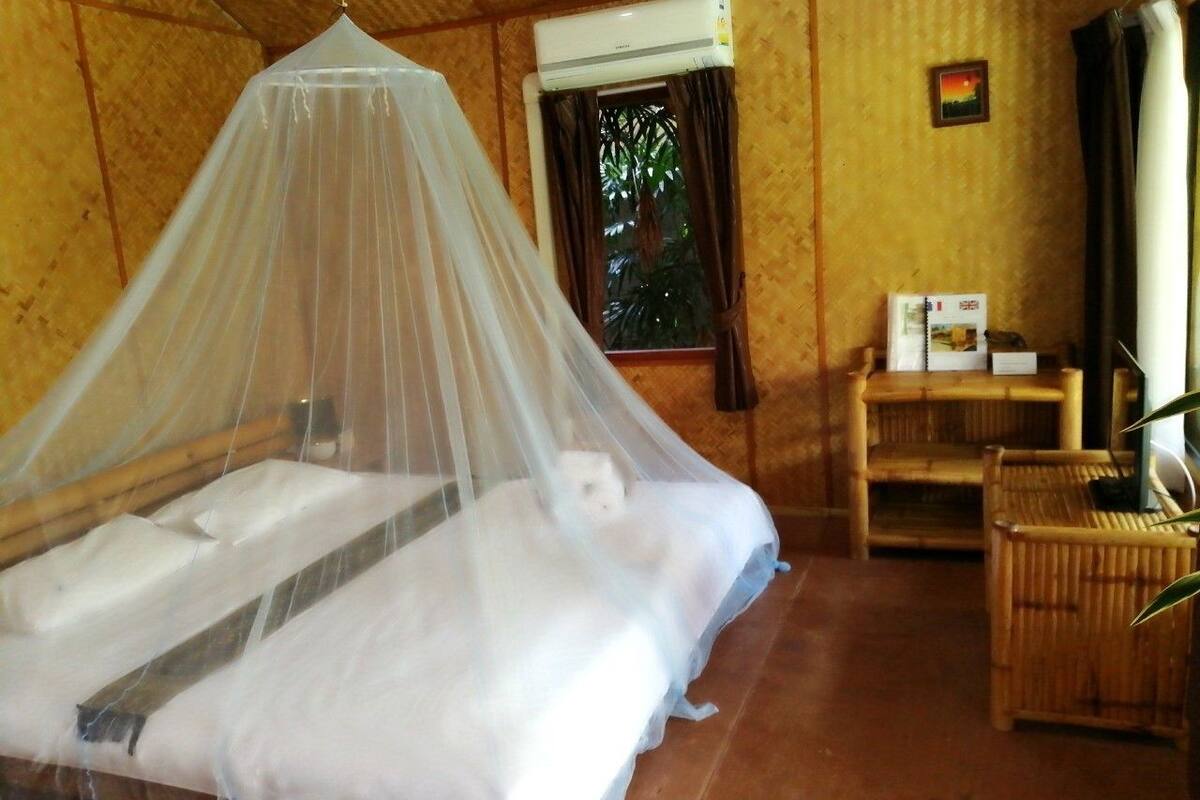 bungalow | premium bedding, minibar, in-room safe, desk