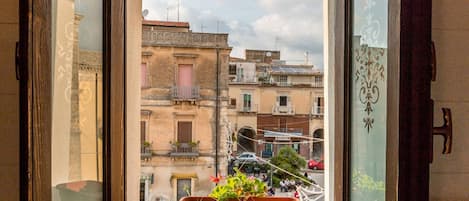 Frette Italian sheets, down duvets, free WiFi