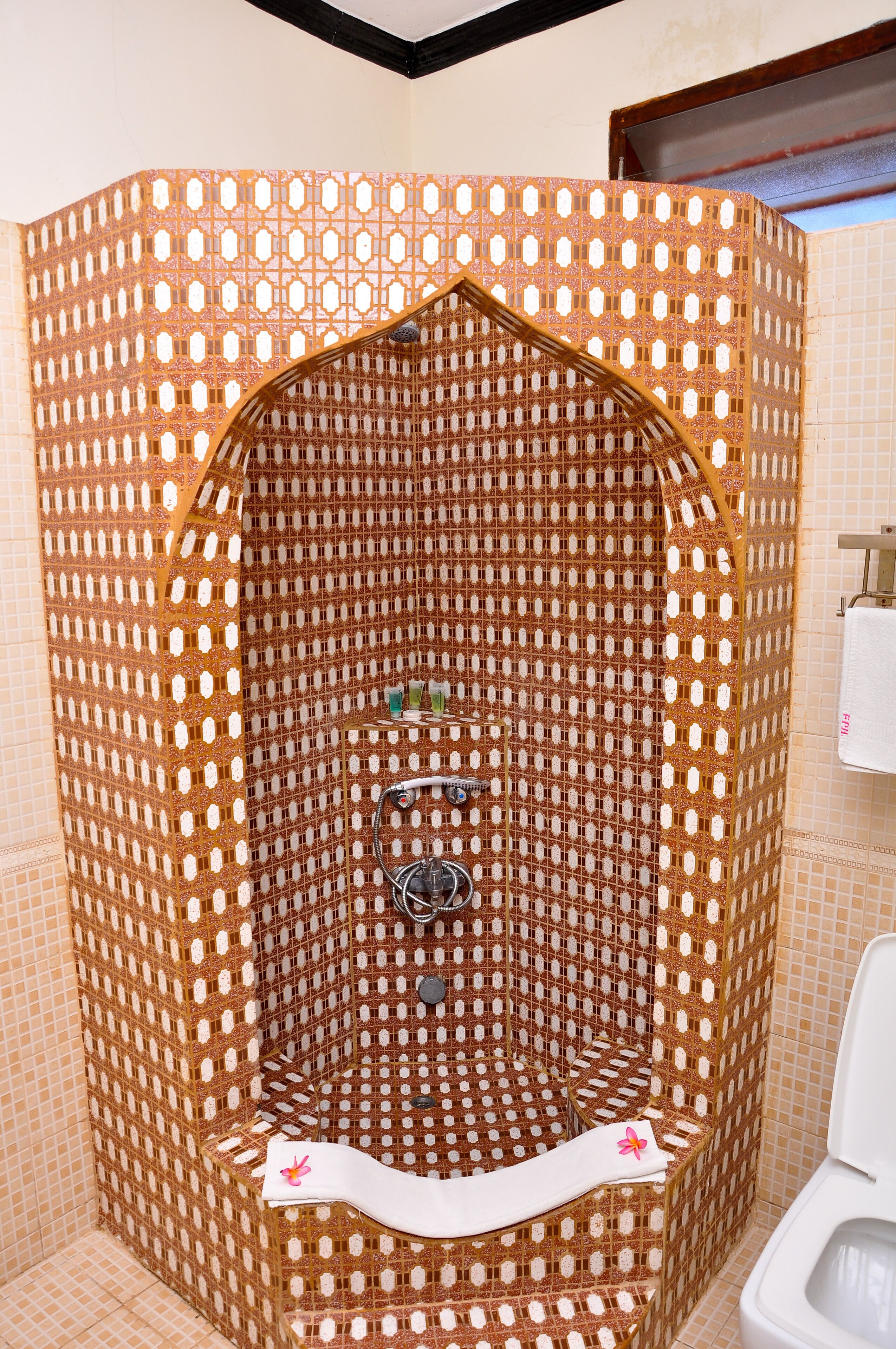 standard triple room | premium bedding, minibar, in-room safe, desk