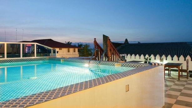 A swimming pool with a tiled edge and a checkered floor area. - Forodhani Park Hotel (Zanzibar Town)